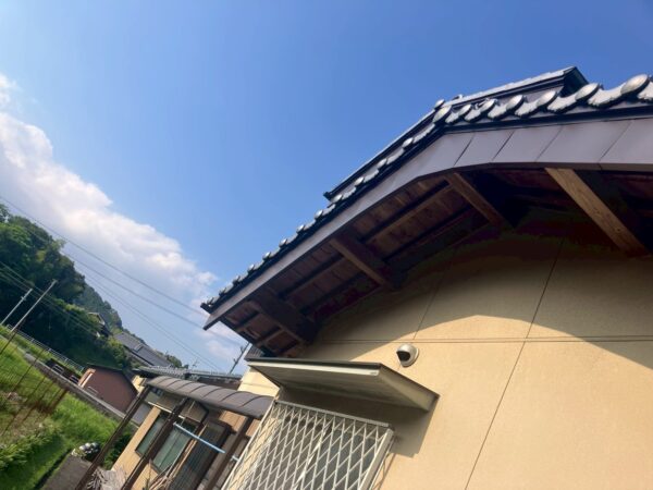 三重県津市にて屋根修理〈破風板金巻き工事〉の施工後写真