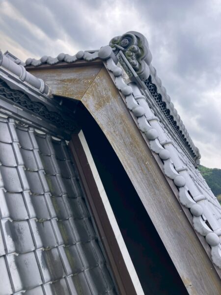三重県津市にて屋根修理〈破風板金巻き工事〉の施工前写真